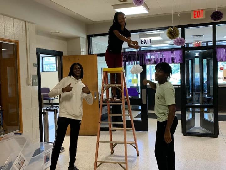 Daphne High School crowns king through community service